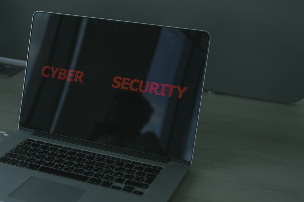 Gros plan d'un ordinateur portable affichant un texte sur la cybersécurité