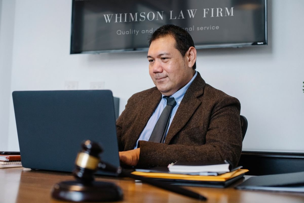 Un avocat travaillant sur un ordinateur portable dans un bureau juridique