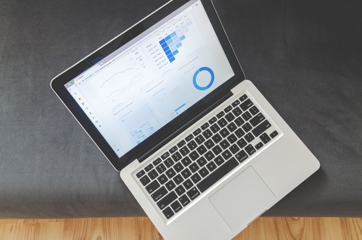 Le référencement d'une boutique en ligne, sans jargon Vue de dessus d'un ordinateur portable affichant des visualisations de données