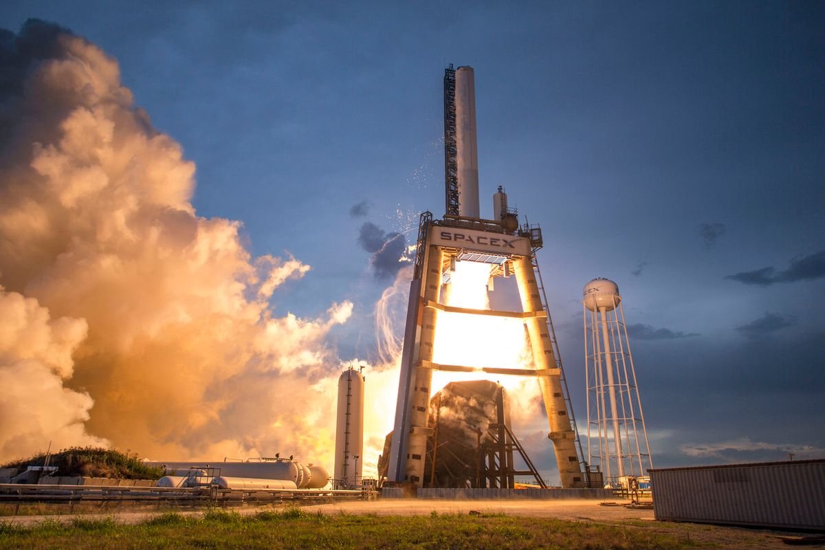 Une prise de vue dramatique d'un lancement de fusée SpaceX contre un ciel