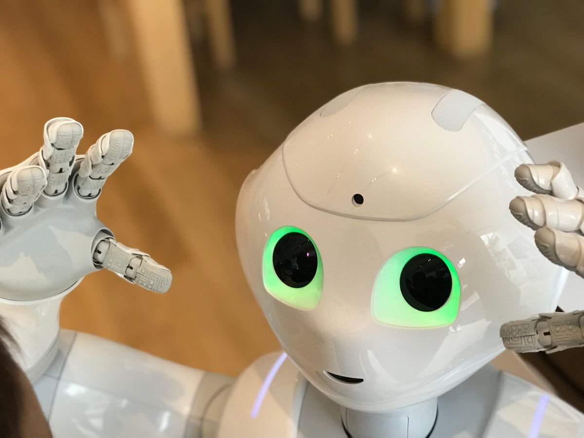 GEO : être cité par ChatGPT, Perplexity et les moteurs de réponse Un robot humanoïde futuriste avec des yeux verts lumineux dans un cadre moderne