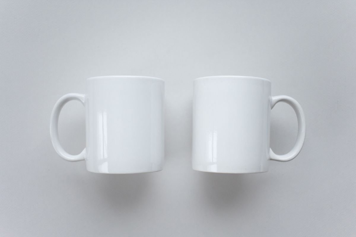 Tasses à café blanches simples sur une surface plate