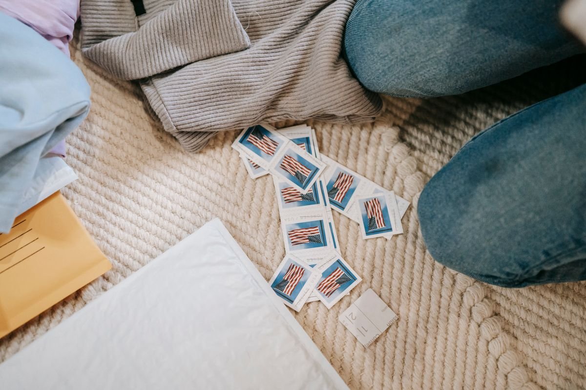 Le coût réel d’un colis : ce que personne ne compte Un cadre intérieur confortable présentant une collection de timbres-poste avec