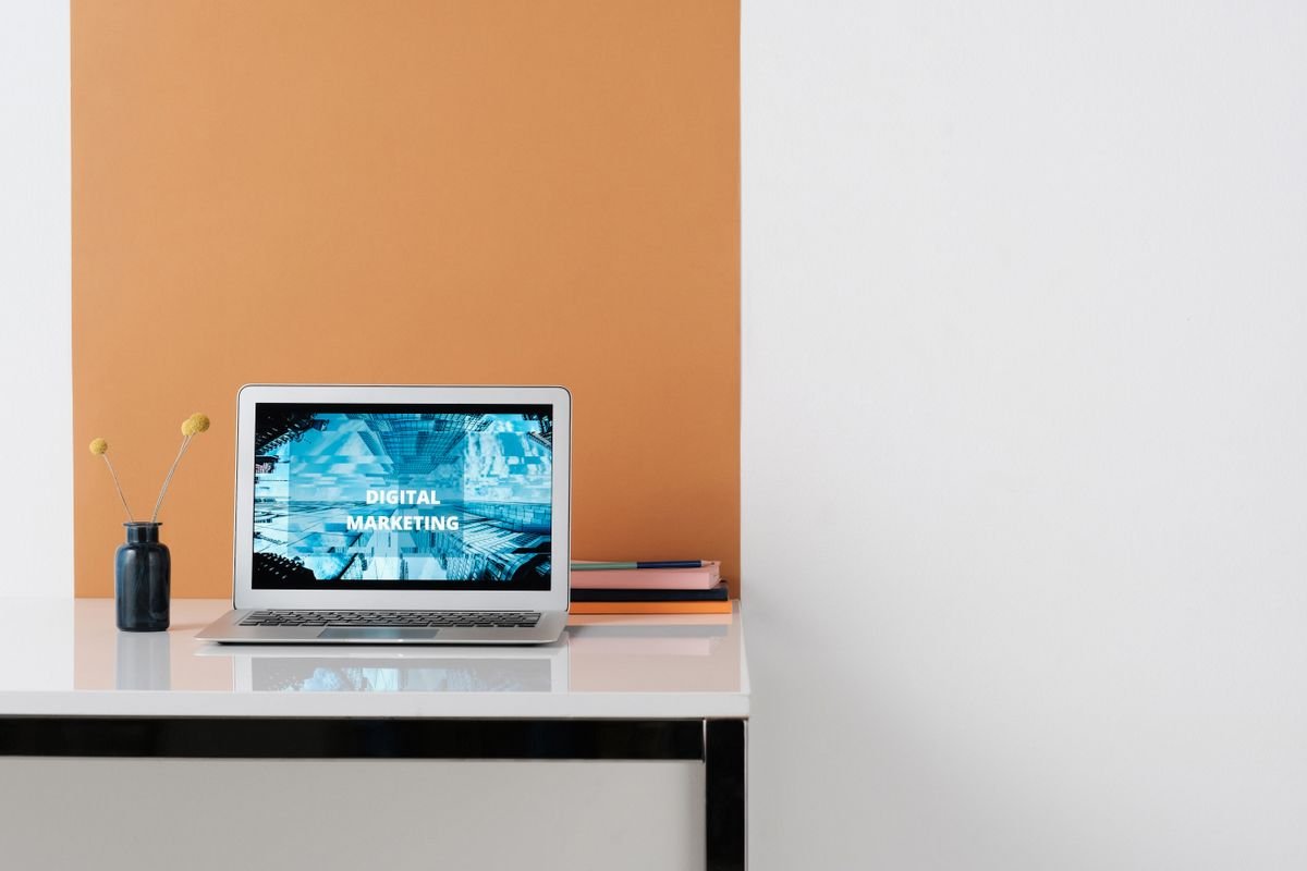 Comprendre la publicité en ligne : le seuil avant de dépenser Un espace de travail moderne et épuré avec un ordinateur portable affichant du