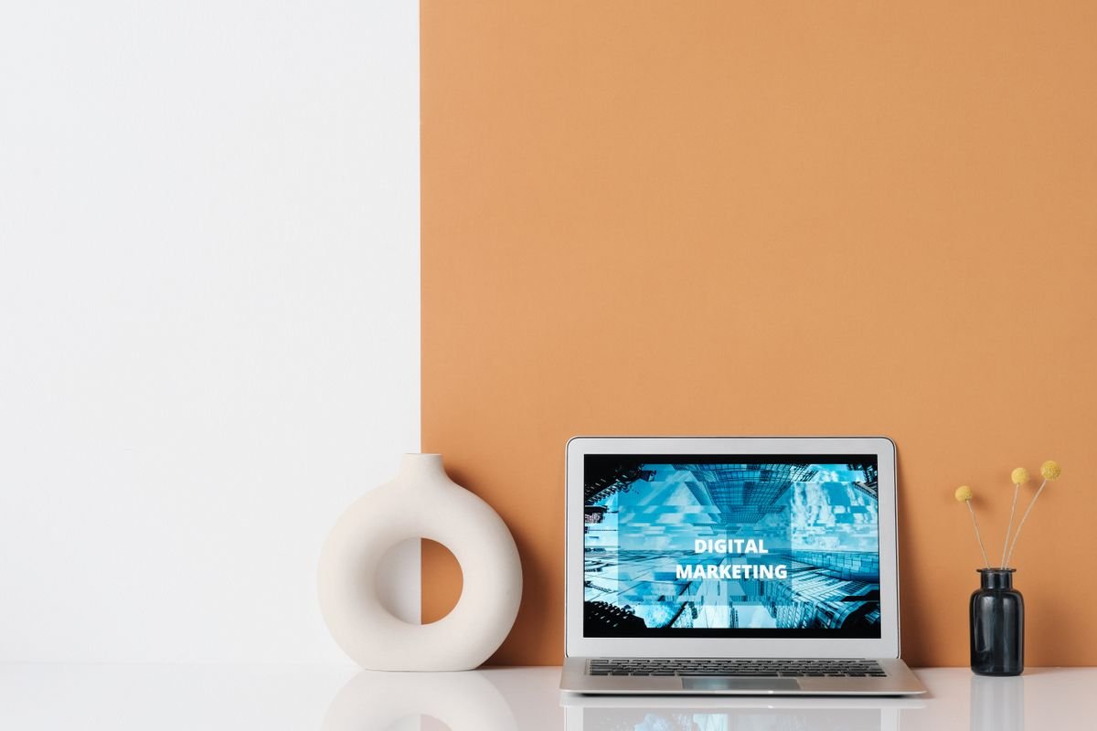 Comprendre la publicité en ligne : le seuil avant de dépenser Espace de travail minimaliste avec un ordinateur portable portant un texte de