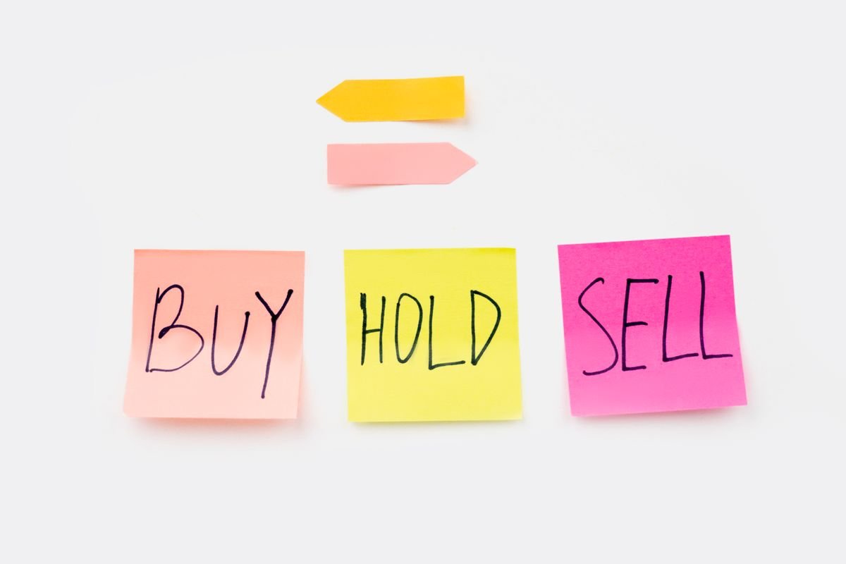 Choisir sa plateforme e-commerce : la méthode, pas le classement Des post-it colorés avec les termes financiers 'Acheter', 'Conserver' et
