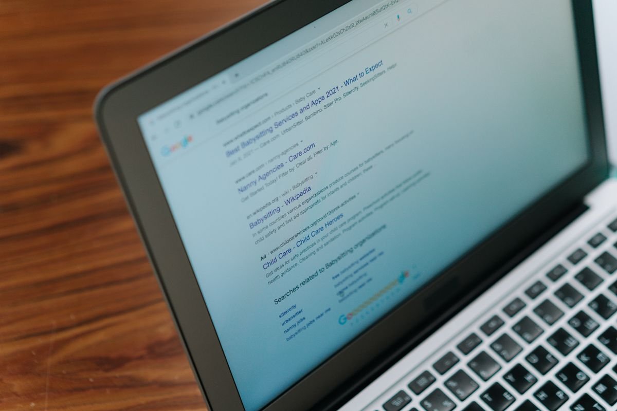 Une vue rapprochée d'un ordinateur portable affichant une page de moteur de