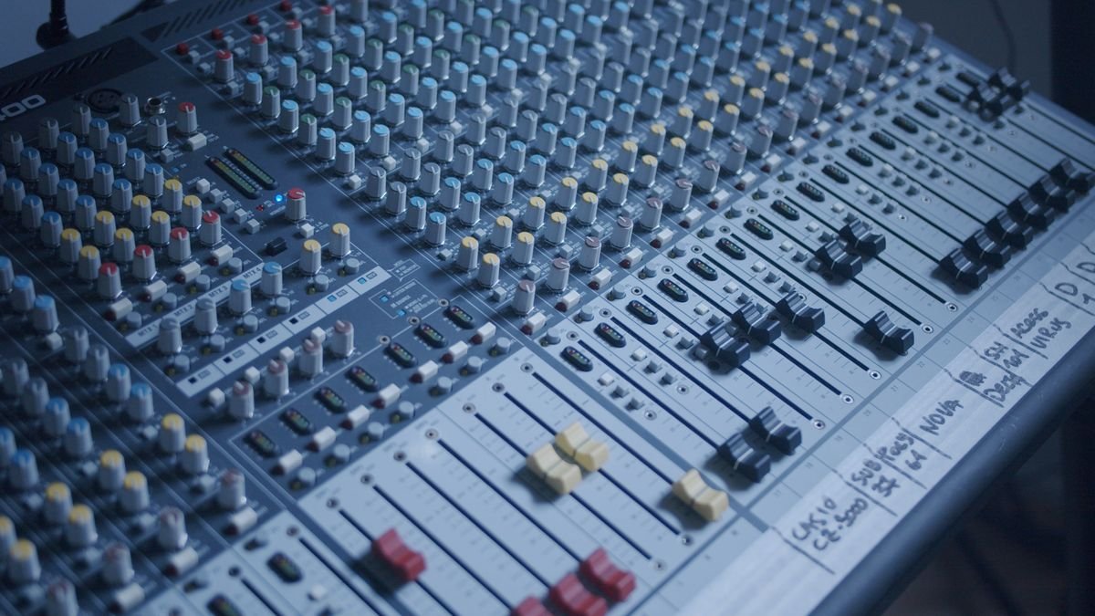 Vue détaillée d'un mélangeur audio professionnel dans un cadre de studio
