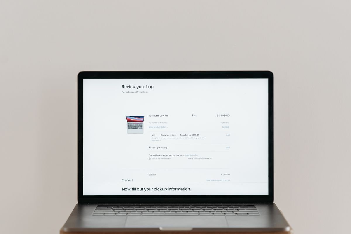 Récolter des avis clients : la méthode qui m'en a apporté 2 189 Ordinateur portable minimaliste affichant un écran de paiement en ligne sur
