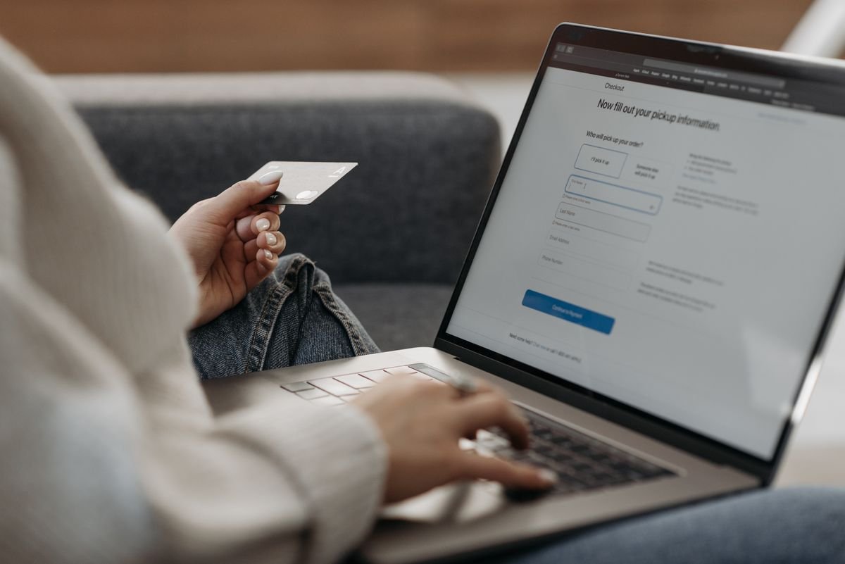 Femme utilisant une carte de crédit pour faire des achats en ligne sur un
