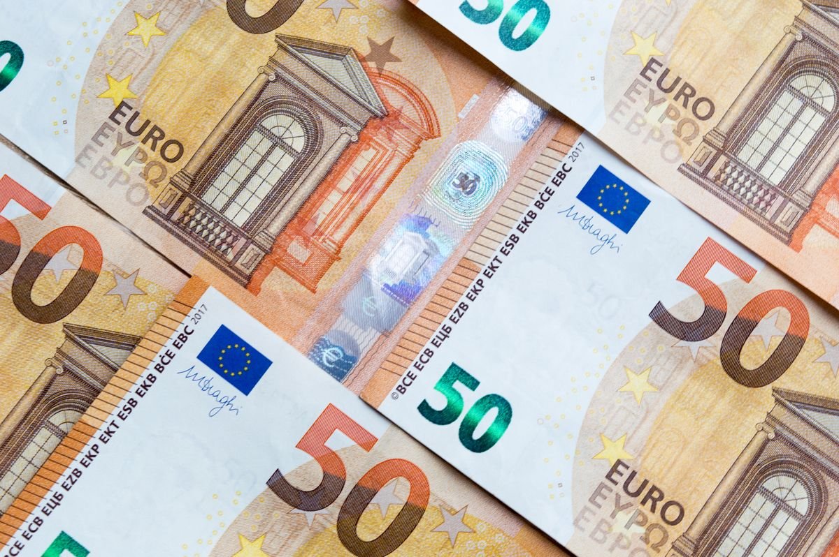 Gros plan détaillé de plusieurs billets en euros qui se chevauchent