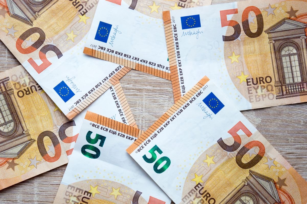 Vue de dessus de billets de 50 euros éparpillés sur une surface en bois