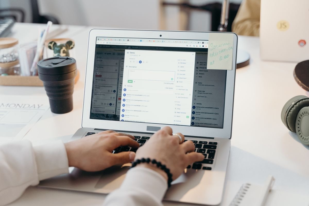 Une personne tapant sur un ordinateur portable dans un bureau moderne et