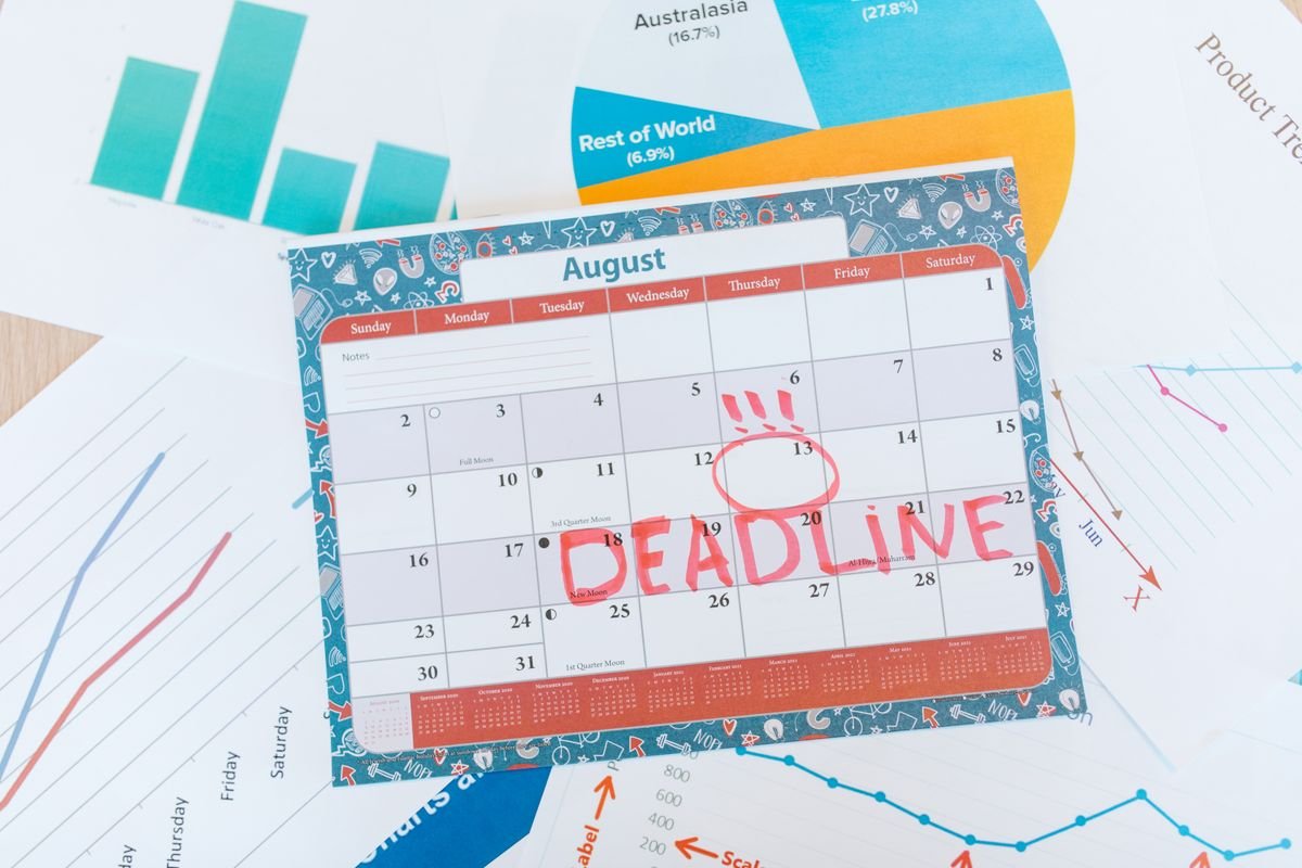 Médiateur de la consommation : l’obligation oubliée Calendrier d'août vibrant sur un bureau avec une date limite marquée en rouge
