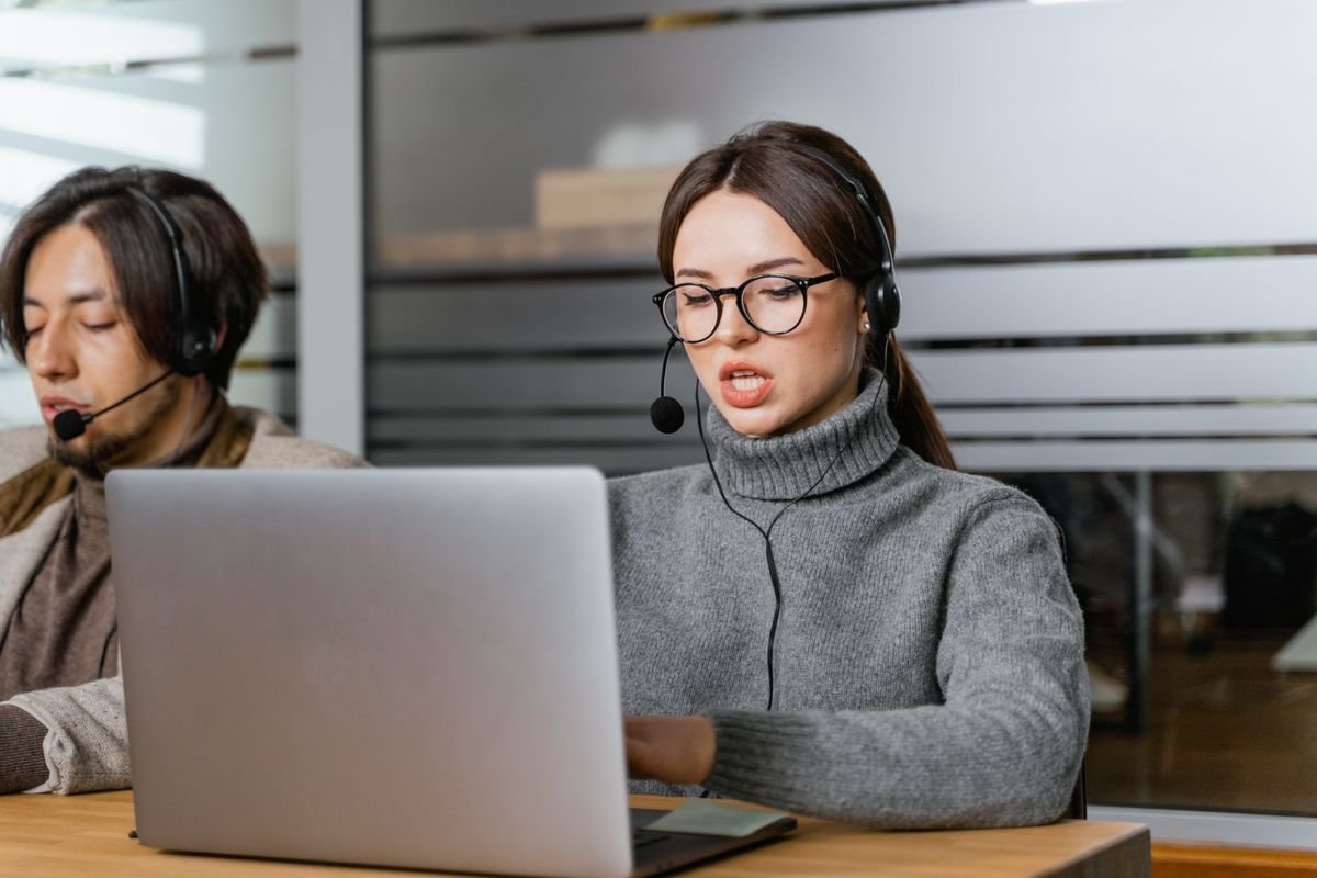 Des agents de support client portant des casques travaillent sur des