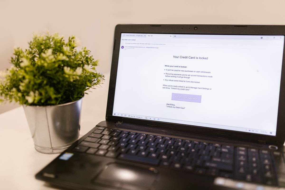Gros plan sur un écran d'ordinateur portable affichant une notification de