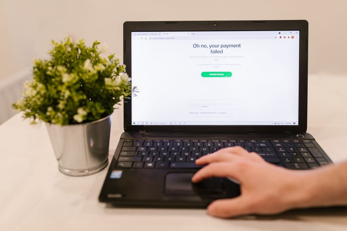 Personne utilisant un ordinateur portable avec un message d'échec de paiement à