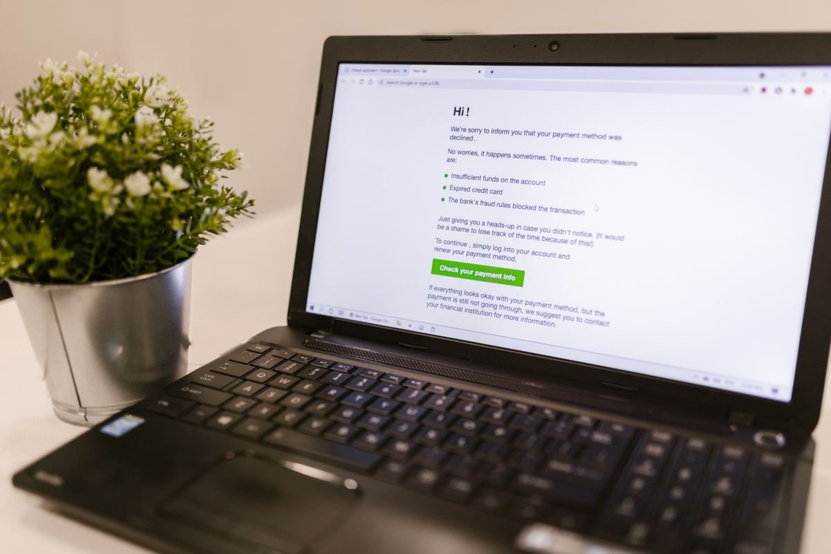 Récolter des avis clients : la méthode qui m'en a apporté 2 189 Ordinateur portable affichant un avis de refus de méthode de paiement à côté