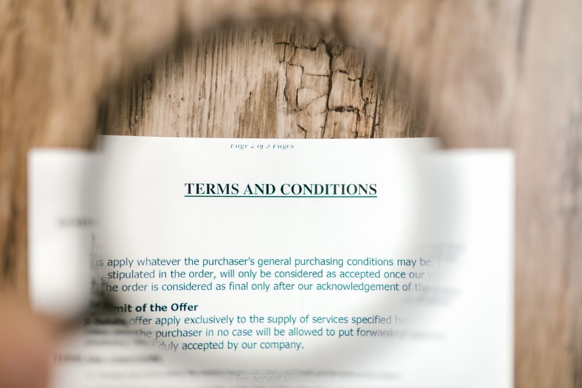 Obligations e-commerce : ce qui a changé depuis 2022 Loupe se concentrant sur le document des termes et conditions sur une surface