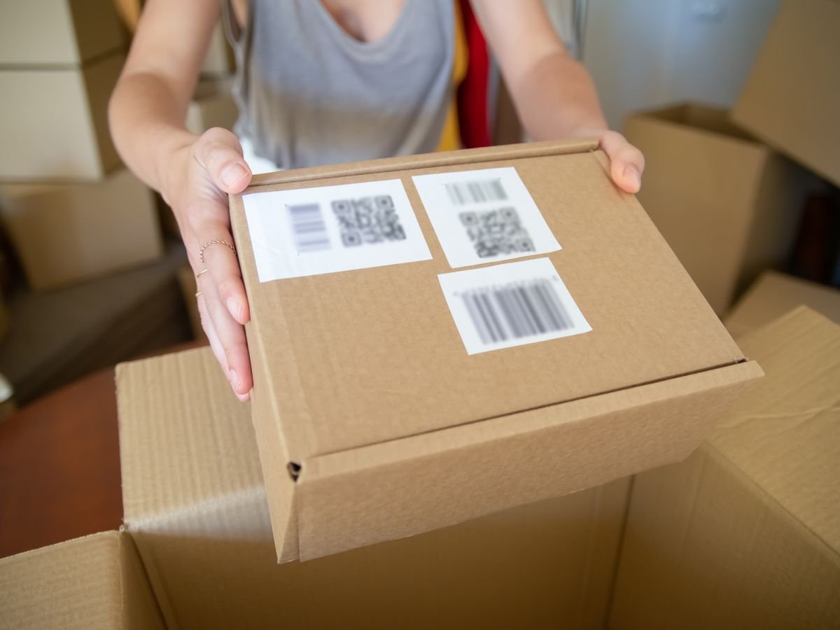 Un carton de retour fermé portant deux étiquettes d’expédition