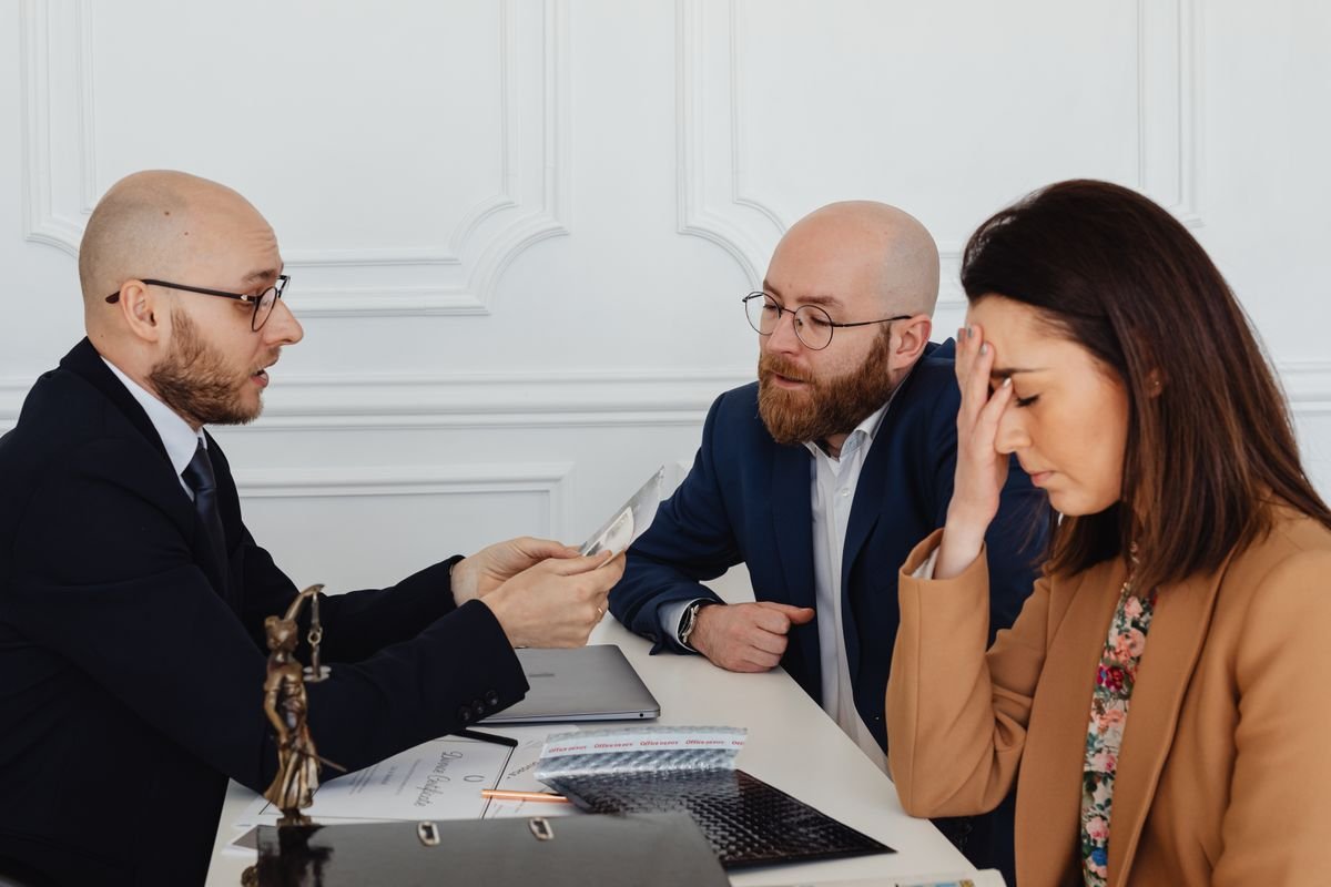 Avocat discutant du règlement du divorce avec un couple préoccupé lors d'une