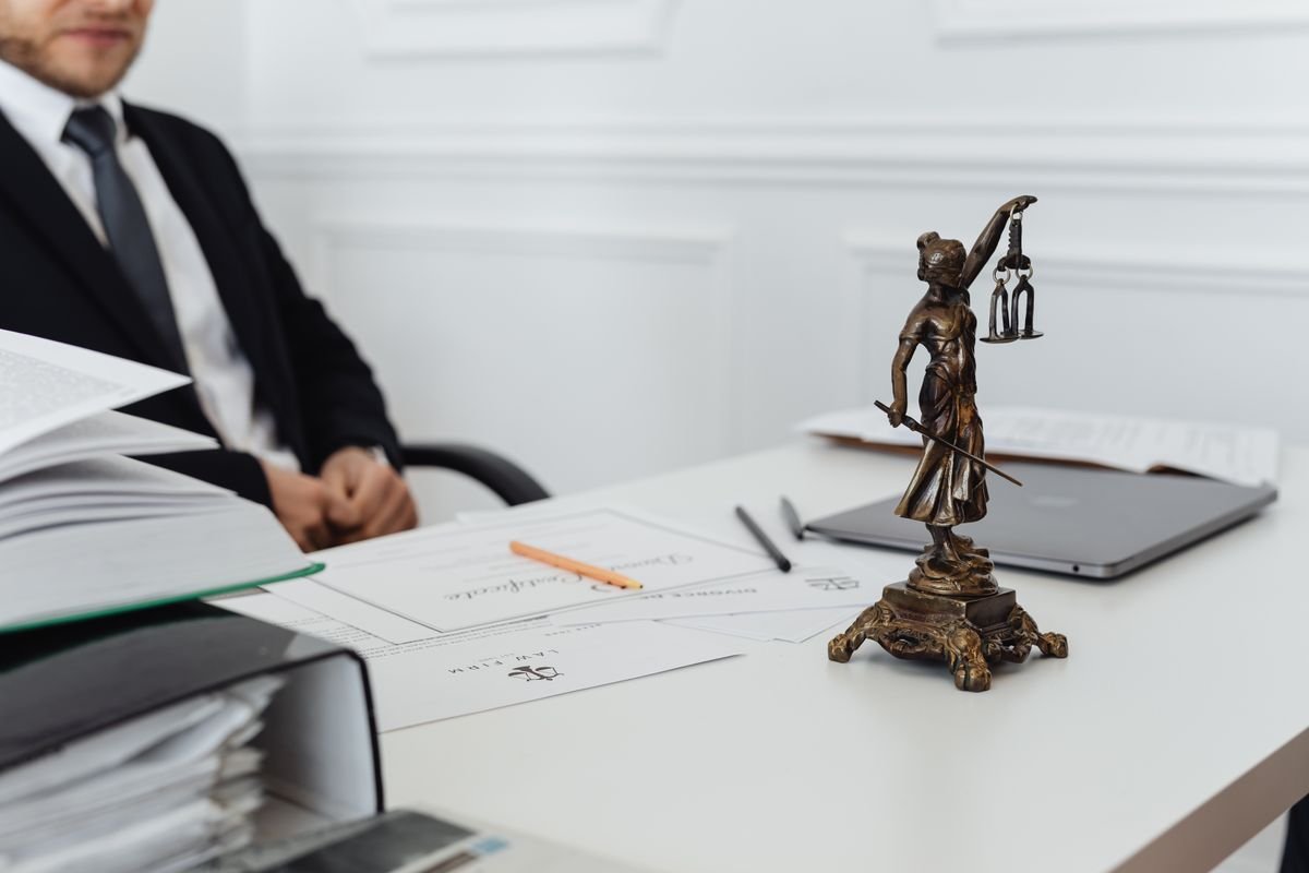 Espace de travail d'un professionnel du droit avec une statue de la Justice