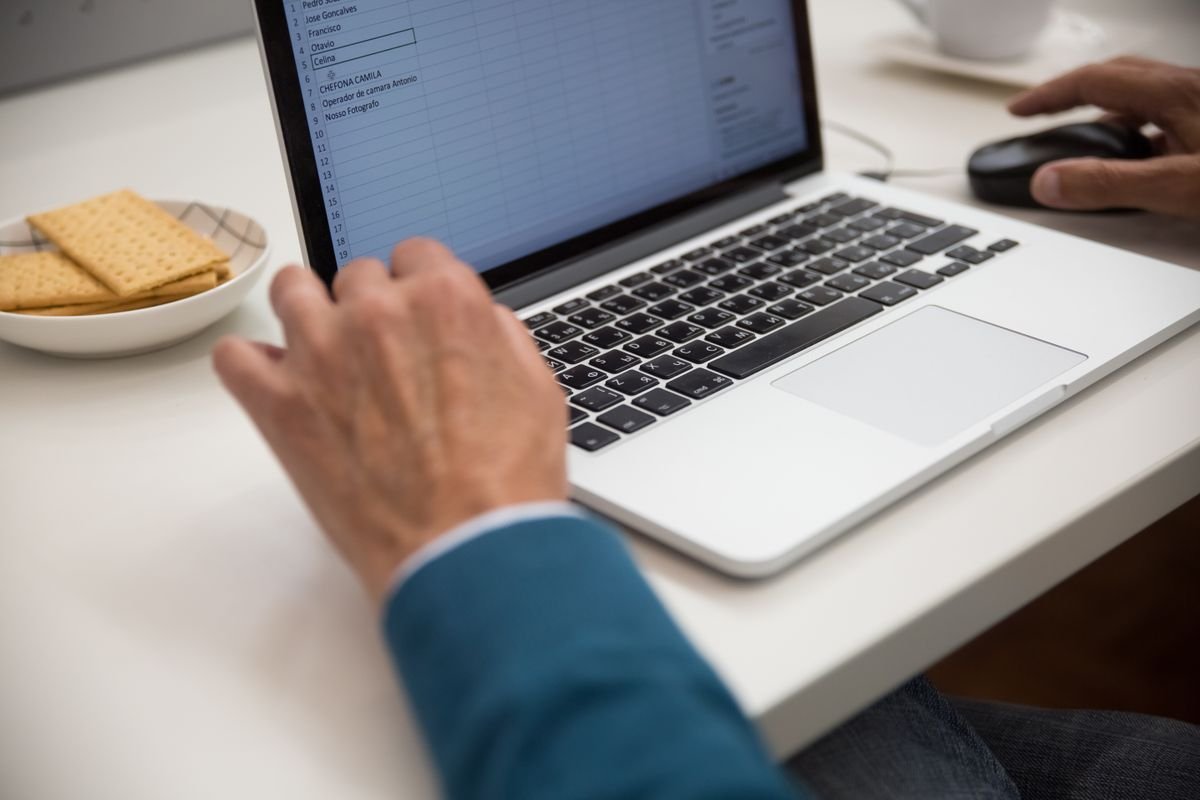 Une personne travaillant sur un ordinateur portable à un bureau avec des