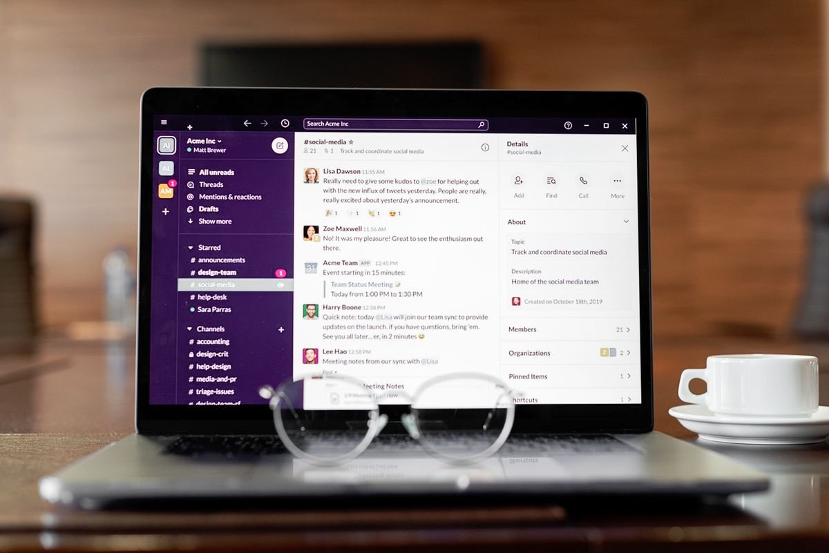 Ordinateur portable affichant une application de messagerie, avec des lunettes
