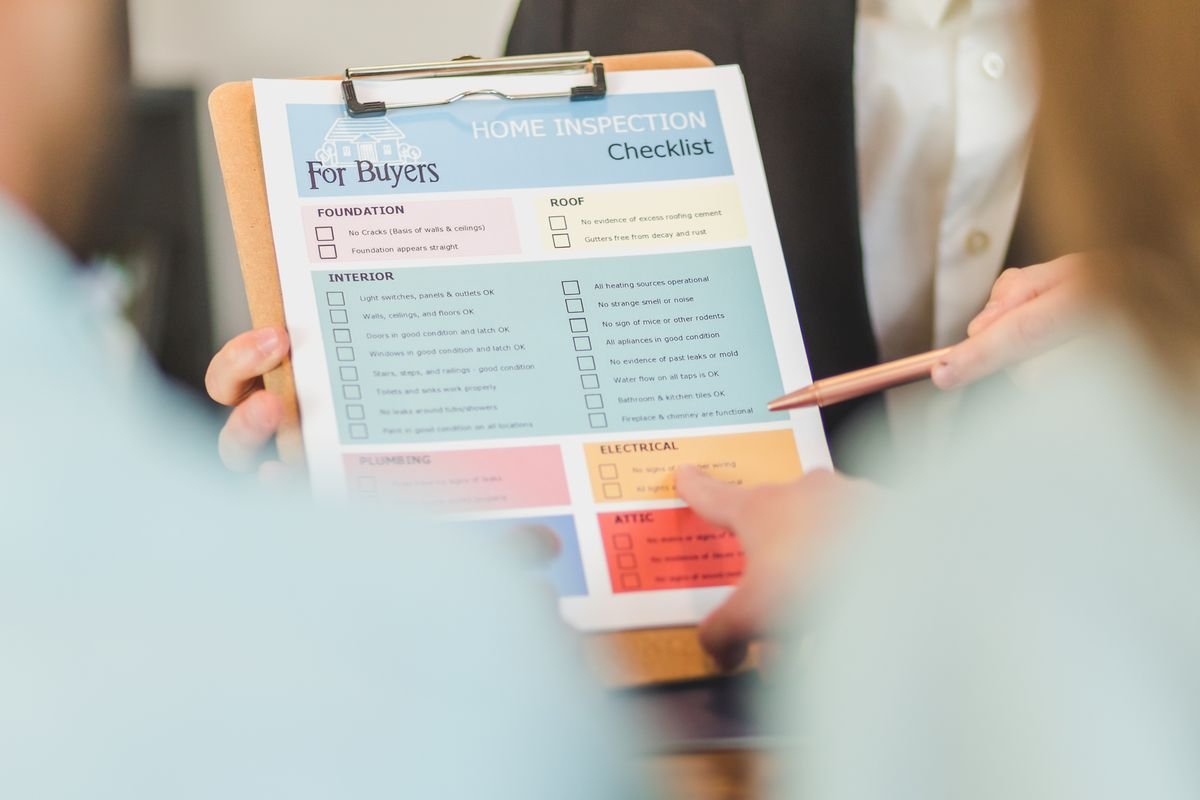 Gros plan de mains tenant un clipboard de liste de vérification pour inspection
