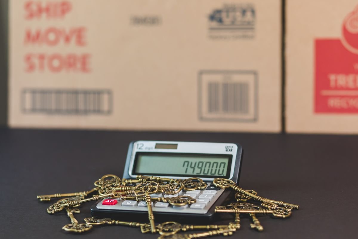 Frais de port : le paramétrage qui protège votre marge Une calculatrice avec des touches vintage symbolise l'investissement immobilier
