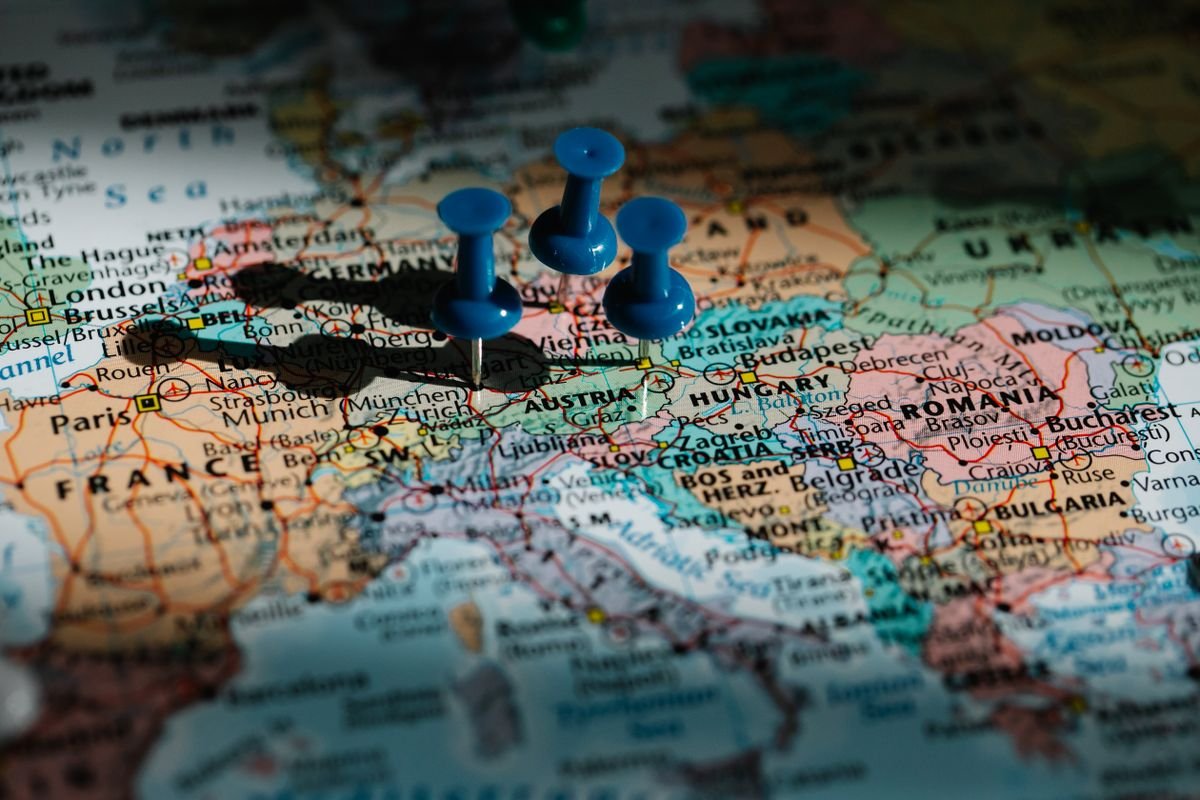 Gros plan détaillé d'une carte européenne avec des punaises bleues marquant des