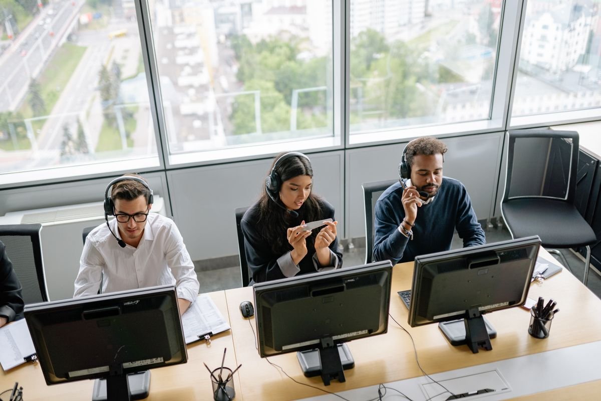 Équipe de centre d'appels divers travaillant dans un espace de bureau lumineux