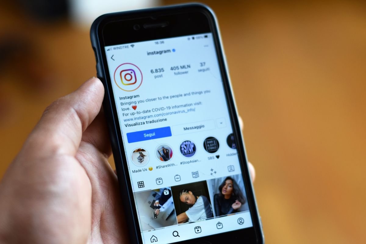 Gros plan sur un smartphone affichant un écran de profil Instagram