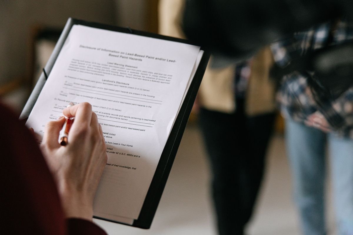Obligations e-commerce : ce qui a changé depuis 2022 Un couple examine des documents immobiliers à l'intérieur, avec un accent sur