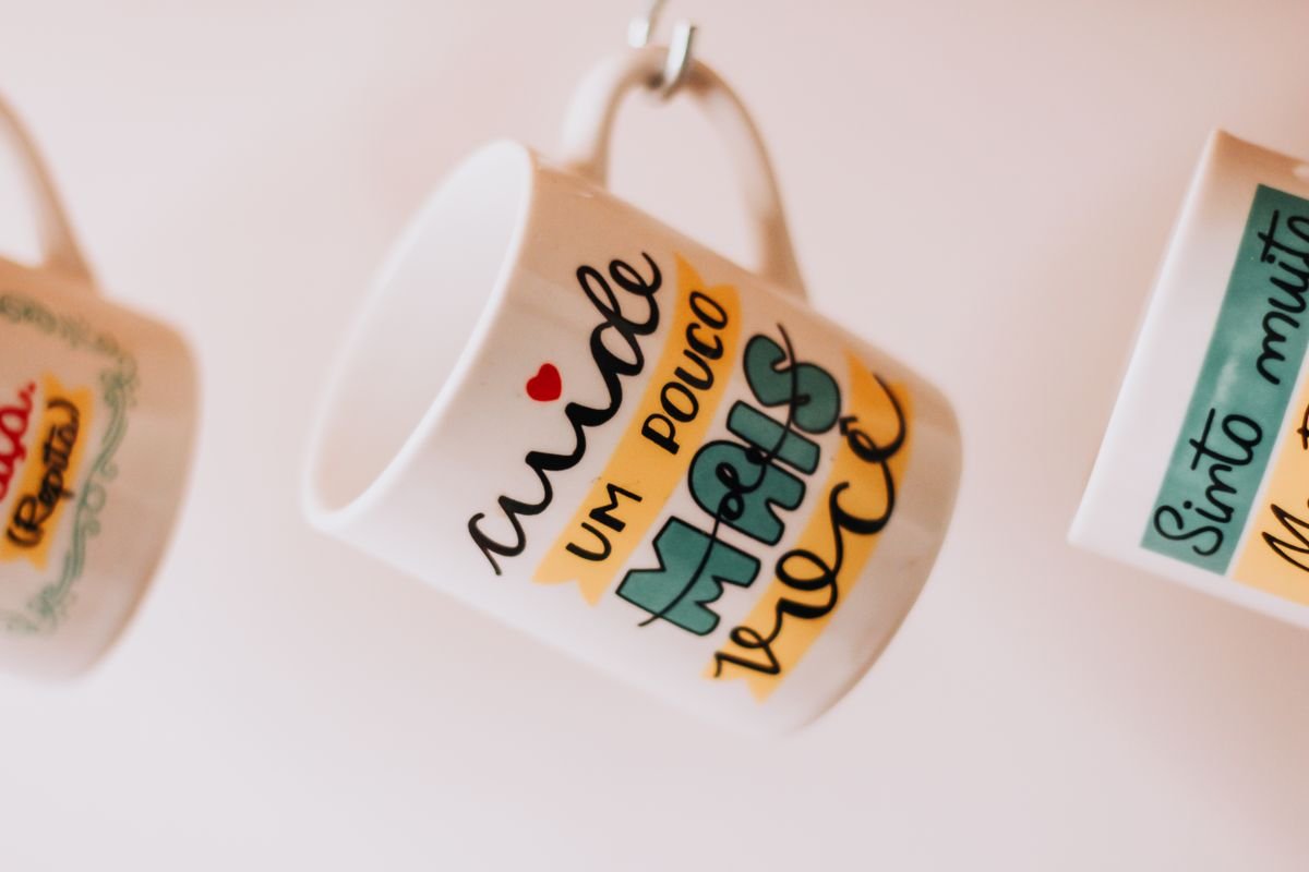 Gros plan de tasses suspendues avec texte motivant à São Paulo, Brésil