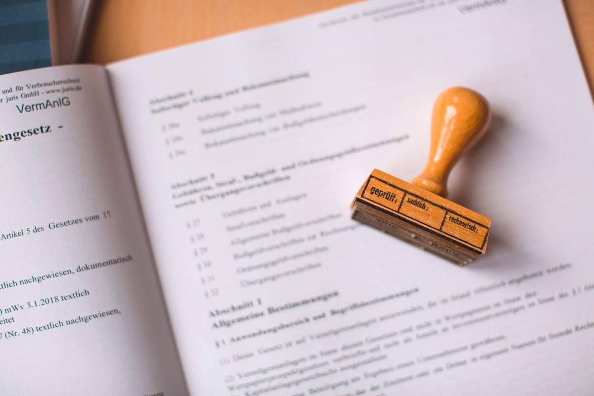 Gros plan sur un document légal avec un tampon en bois placé dessus