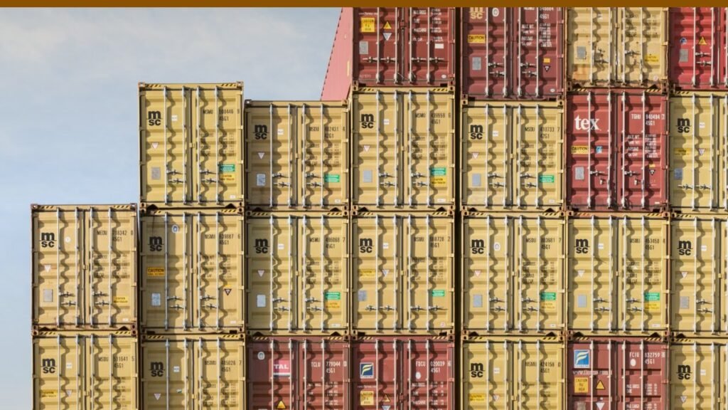 Conteneurs maritimes empiles dans un port de marchandises