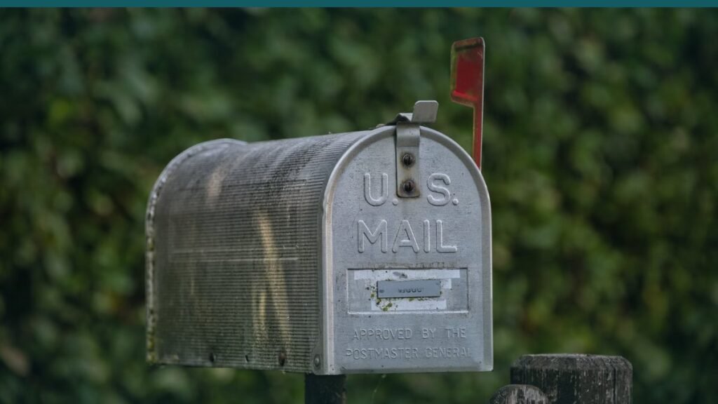 Boite aux lettres fermee au bord d un chemin