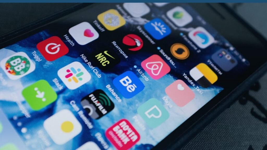 Ecran de smartphone affichant les icones des reseaux sociaux