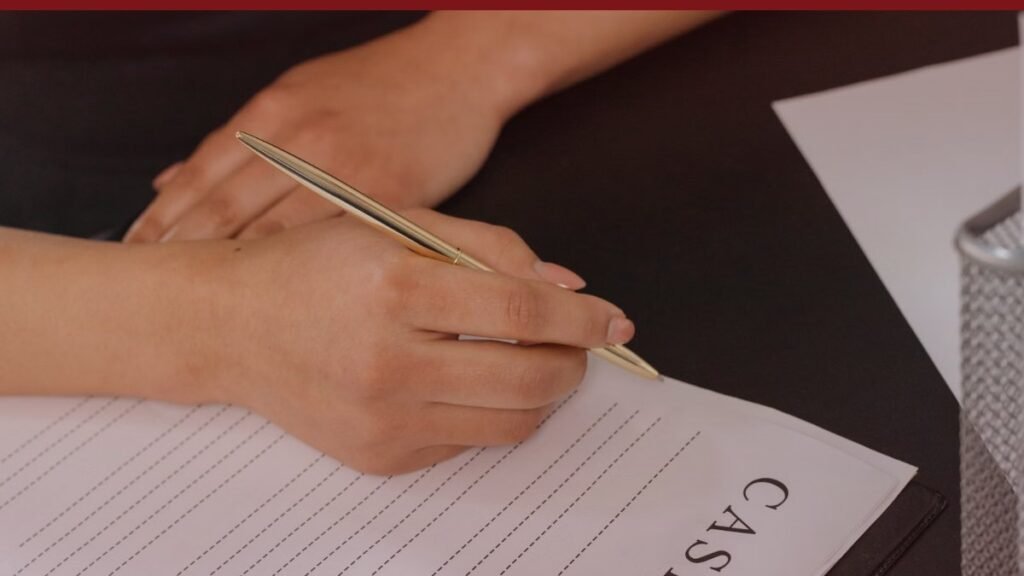 Main remplissant un document administratif sur un bureau