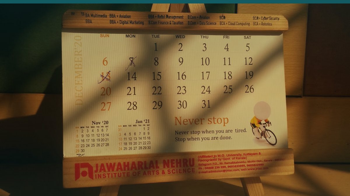 Calendrier mural eclaire par la lumiere du jour