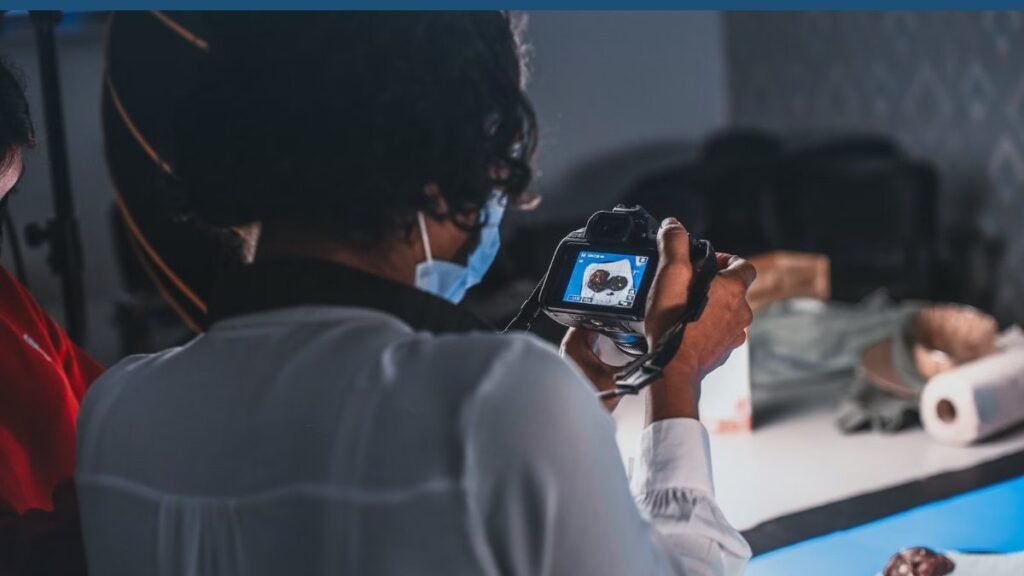 Photographe prenant un produit en photo avec un smartphone