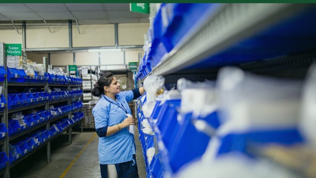 Allee d'un entrepot logistique aux rayonnages remplis de colis