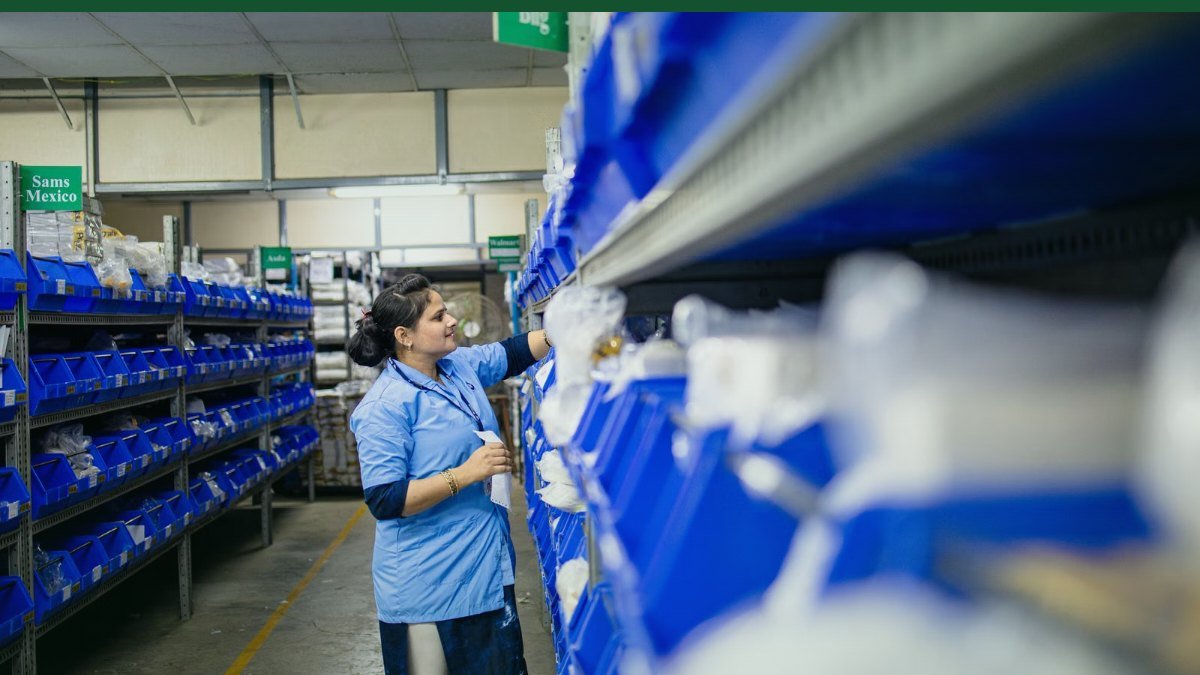 Allee d'un entrepot logistique aux rayonnages remplis de colis