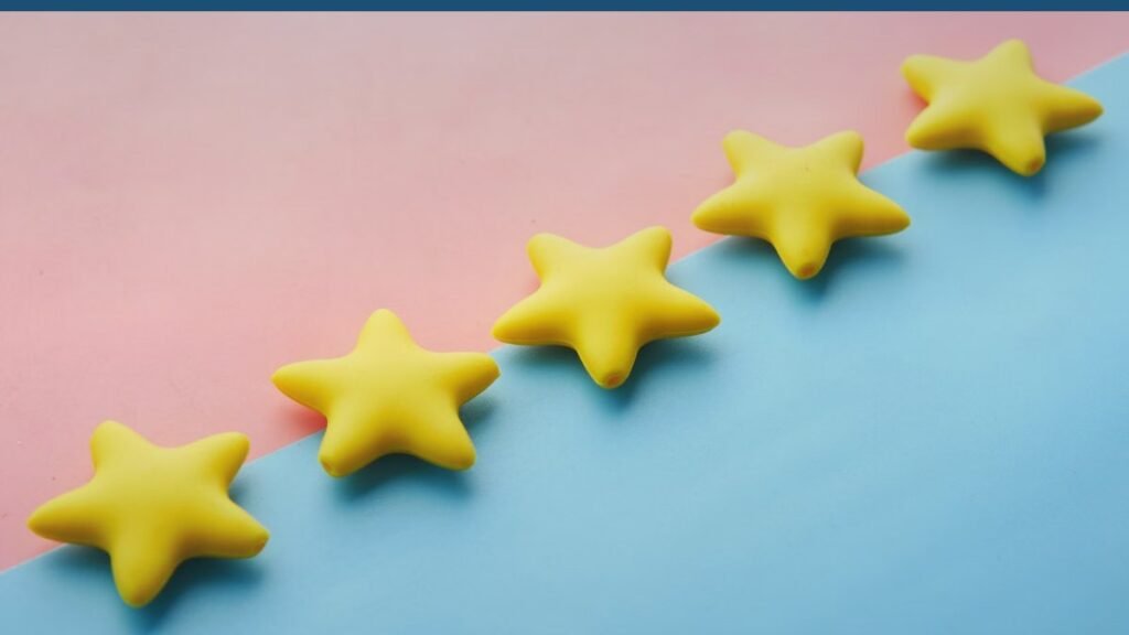 Cinq etoiles dorees alignees sur fond pastel