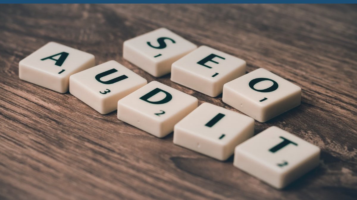 Lettres en bois formant le mot SEO sur un bureau