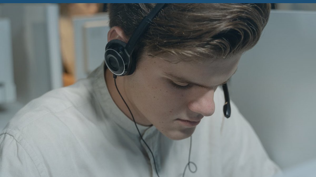 Conseiller au telephone avec un casque audio