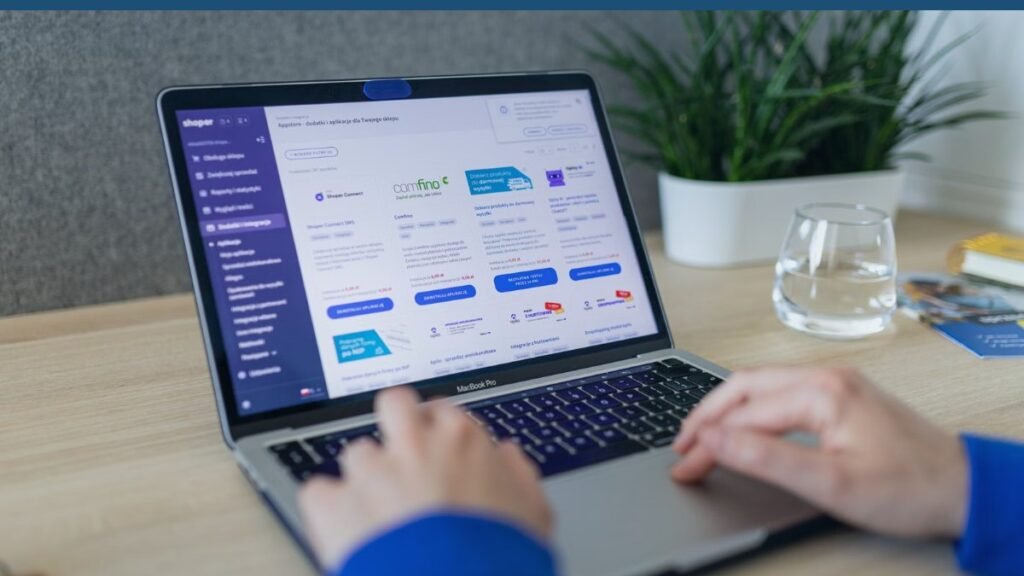 Choisir sa plateforme e-commerce : la méthode, pas le classement Tableau de bord d une boutique en ligne ouvert sur un ordinateur portable