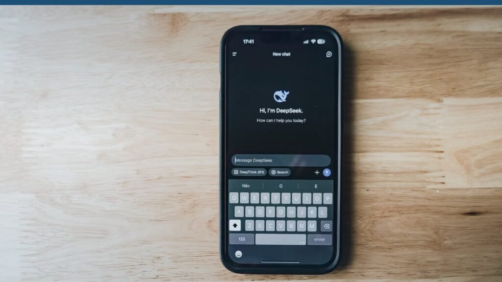 Smartphone affichant une conversation avec un assistant intelligent