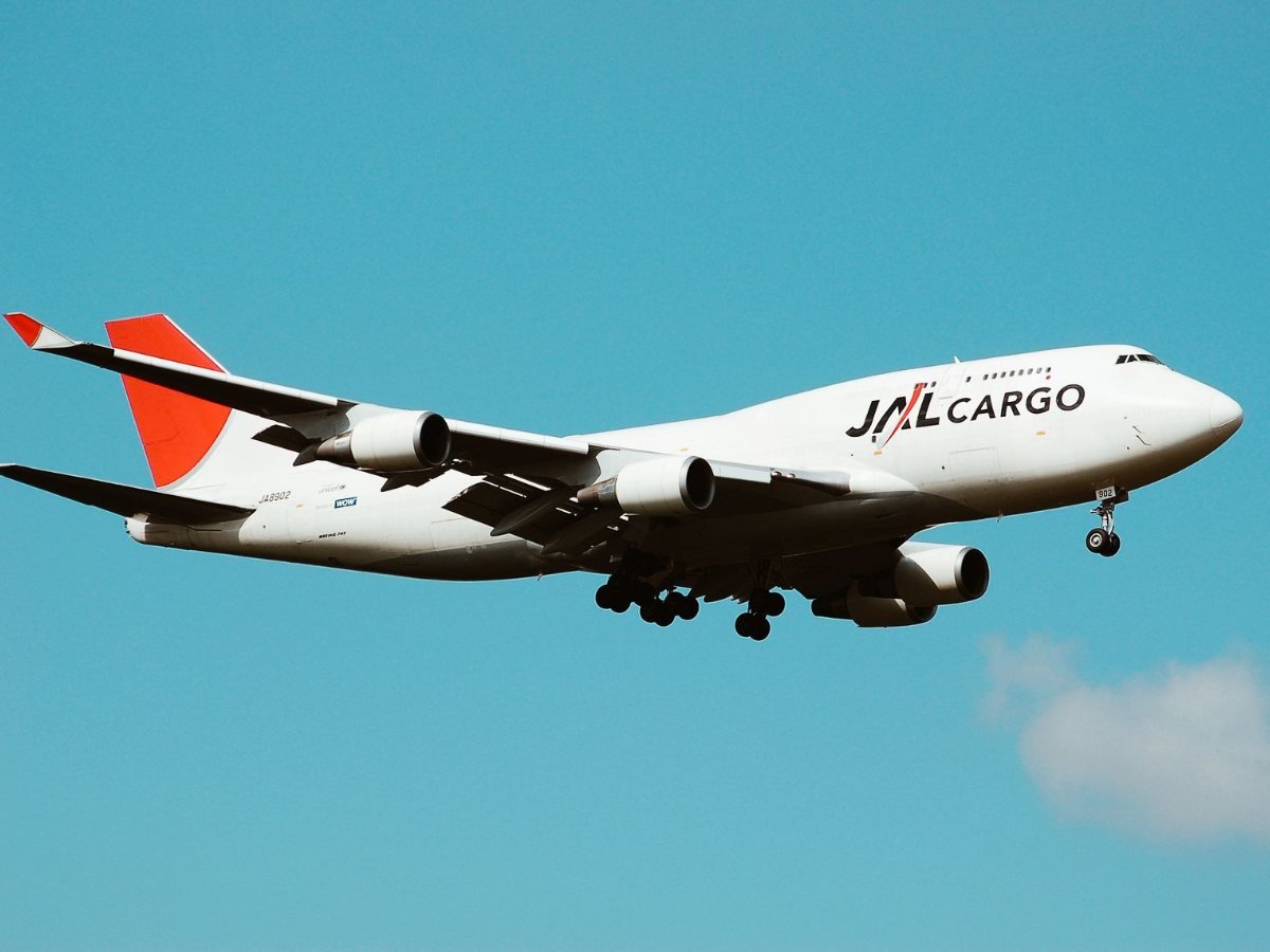 Un avion cargo en vol dans un ciel clair